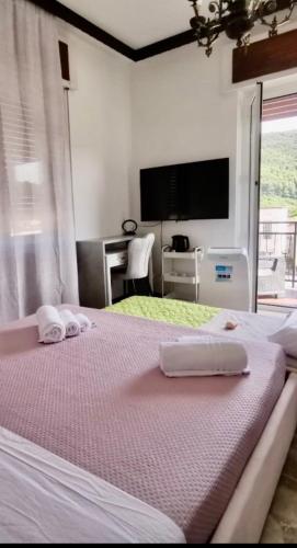 a bedroom with a bed with two towels on it at Daar Meryem - Bed & Breakfast in Dego