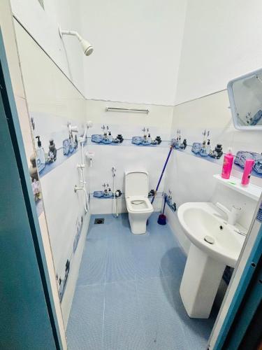 a bathroom with a toilet and a sink at Ima Manazil homestay in Kalpitiya
