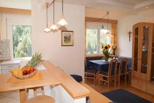 a kitchen with a table with a bowl of fruit at Residence Wiesenheim in Trodena
