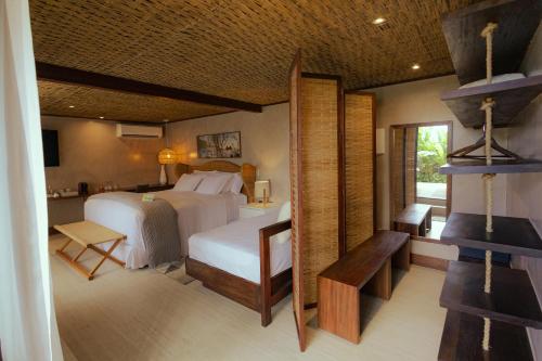 a room with a bedroom with a bed and a mirror at Pousada Maravilha in Fernando de Noronha