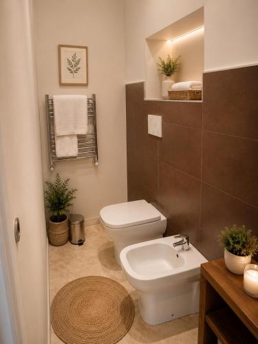 a bathroom with a toilet and a sink at Bolsena Cento20 - Rooms & Relax in Bolsena