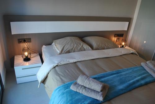 een slaapkamer met een bed met twee handdoeken erop bij Penthouse Oasis Beach Los Altos in Los Altos