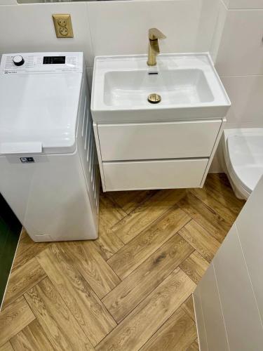 ein Badezimmer mit Waschbecken und Toilette in der Unterkunft Studio - Polna in Końskie