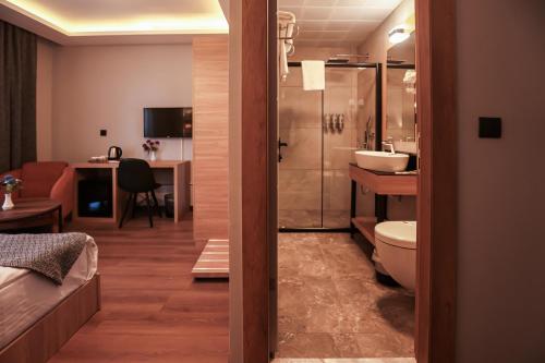 a bathroom with a shower and a toilet and a sink at Helios Kaz Dağları blok2 in Uçurumoba