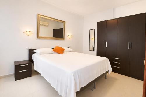 a bedroom with a large bed and a mirror at OPEN SKY VALLEY in Mogán