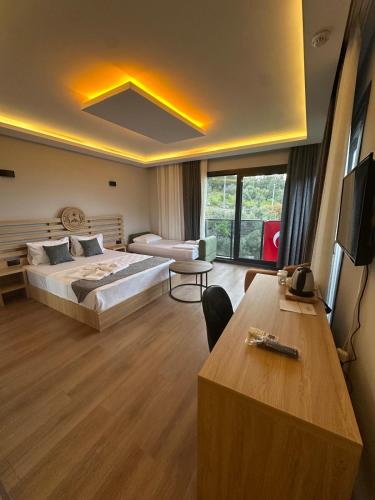 a hotel room with a bed and a table at Helios Kaz Dağları blok2 in Uçurumoba