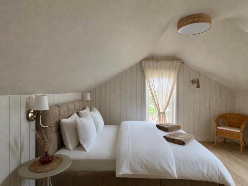 ein Schlafzimmer mit einem großen weißen Bett und einem Fenster in der Unterkunft Spithami Pool House in Spithami