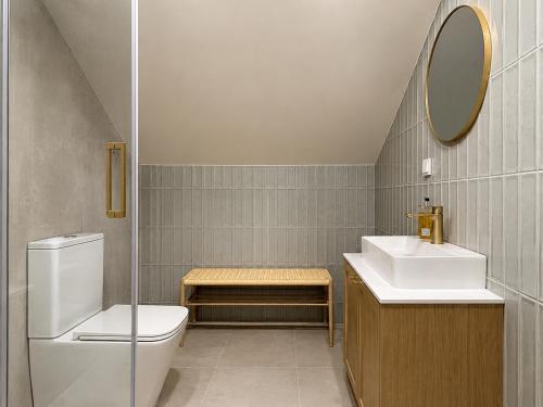 ein Badezimmer mit Toilette, Waschbecken und Spiegel in der Unterkunft Spithami Pool House in Spithami