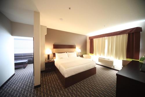 เตียงในห้องที่ Wyndham Garden Edmonton Airport