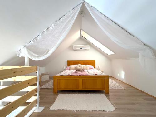 a bedroom with a bed in a attic at Gyulai idill apartman in Gyula