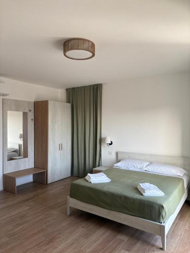 En eller flere senge i et værelse på Ascalos B&B
