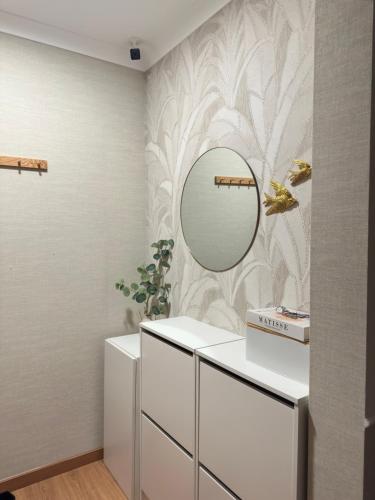 a dressing room with a mirror and a dresser at OMG Faro in Faro