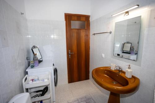 a bathroom with a brown sink and a toilet at Anemoessa in Ammoudia