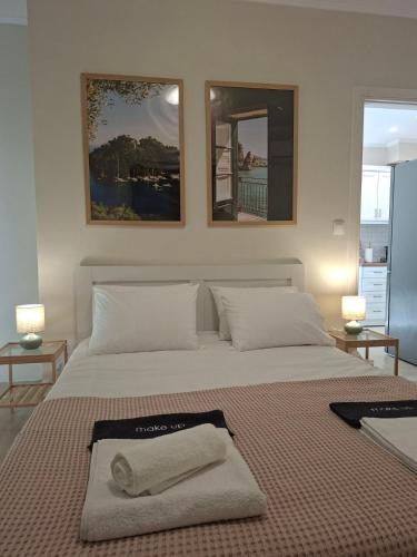 ein Schlafzimmer mit einem Bett und zwei Bildern an der Wand in der Unterkunft Elia Studios 1 in Nydri