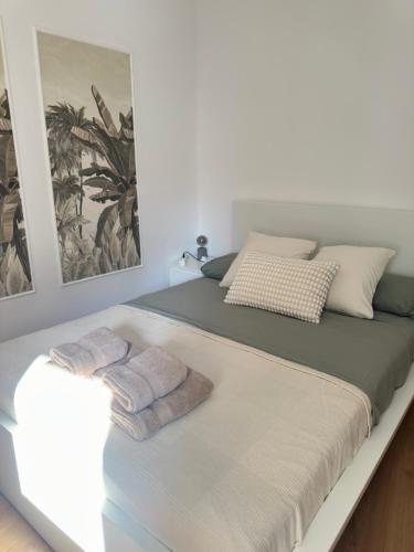 a bedroom with a bed with towels on it at OMG Faro in Faro