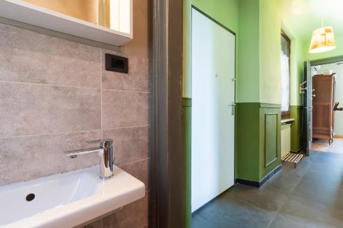 a bathroom with a sink and a mirror at Aurorina, appartamento con giardino in Torre Pellice