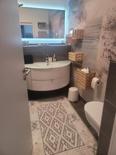 a bathroom with a tub and a toilet and a sink at Ferienwohnung Südterrasse mit Kamin Bj 2019 in Timmendorfer Strand