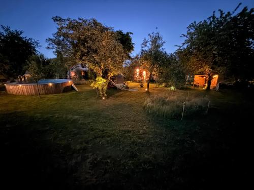 ein Blick auf einen Hof bei Nacht in der Unterkunft Tinydorf-Sinsheim in Sinsheim
