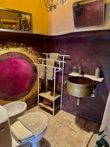 a bathroom with a sink and a toilet at I tini in Cori