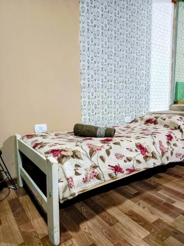 a bedroom with a bed with a floral bedspread at Panambí in Colón
