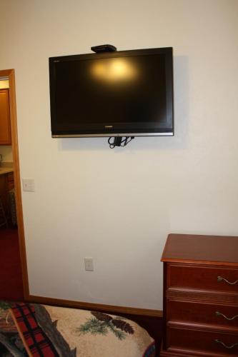 Una televisión o centro de entretenimiento en Juneau Hotel