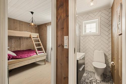 a bedroom with a bunk bed and a toilet at Cozy and modern cabin in Vossevangen