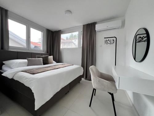 CHATEL - Boutique Suites tesisinde bir odada yatak veya yataklar