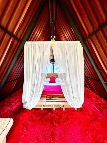 a room in a yurt with white curtains at Finca Dulce Amanecer in Villeta