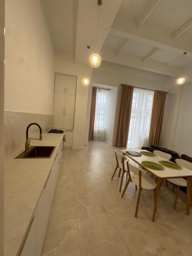 a kitchen and dining room with a table and chairs at Студія біля Прикордонної Академії in Khmelnytskyi