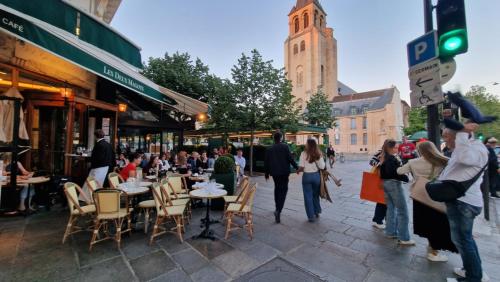 2minute gare Montparnasse ,center, a ,5 minute Eifel tour ,Louvre meusm ,1 mins Notre Dame of Paris ,front metro, aesome place