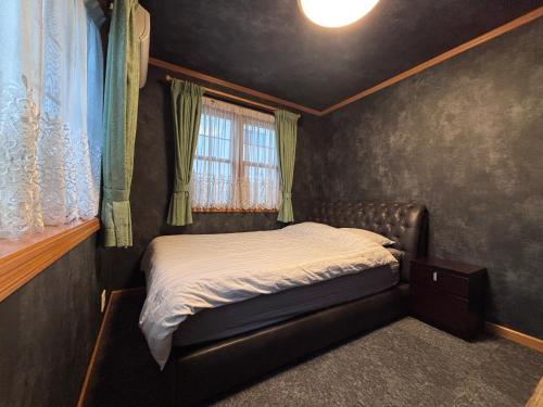 Five room 120 3-Story Private House Entire Home for One Group