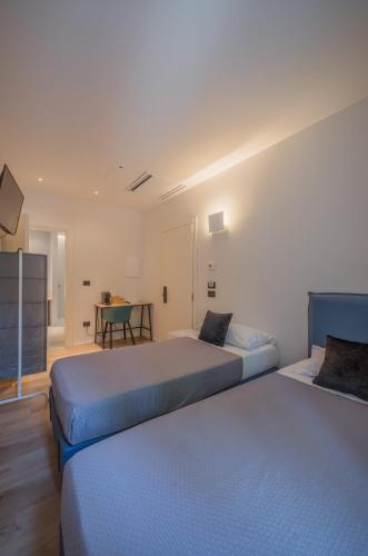 two beds sitting in a room with a table at Dimora in Prato in Padova