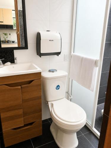a bathroom with a toilet and a sink at Aparta Suites Torre de Prado 502 Apartamento para 5 Personas in Medellín