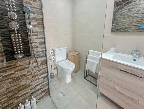 BnB Homes Lili Seaview Residence with 2 bedrooms, 4 Terraces, 2 Pools & parking