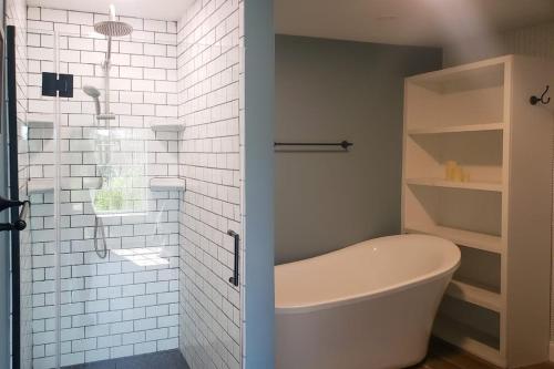 ein Badezimmer mit Badewanne, Toilette und Dusche in der Unterkunft Vibrant Views in Ludlow