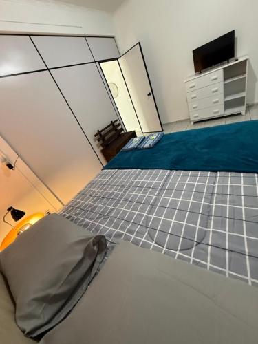 a bedroom with a bed and a dresser and a tv at Kitnets Kretzer Hinckel 3 - CENTRO in Alfredo Wagner