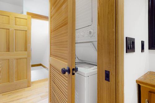 a washer and dryer in a small room at Tuckerman Tollhouse in Jackson