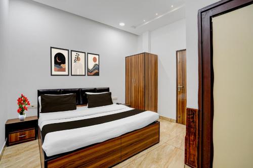a bedroom with a bed and a mirror at Super Hotel O by OYO Silver Arc Mall Ludhiana Formerly White Solitaire 1 in Ludhiana