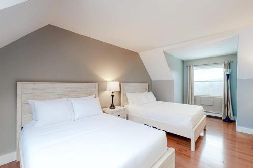 a bedroom with two white beds and a window at Campton White Mountains Retreat in Campton