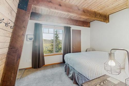 a bedroom with a bed and a large window at Apres Escape in Sandpoint