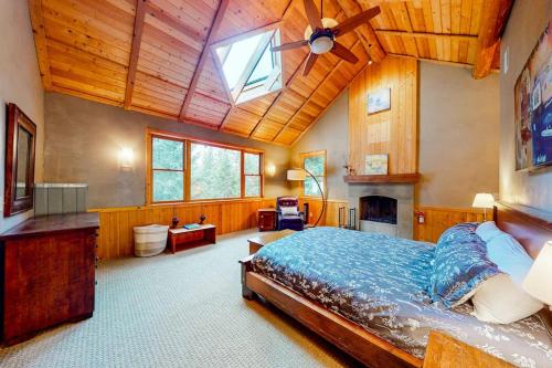 a bedroom with a large bed and a ceiling fan at Eureka Lodge in Sagle