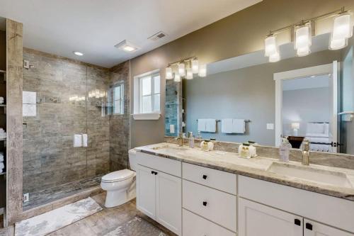 a bathroom with two sinks and a toilet and a shower at Hailey Haus in Hailey