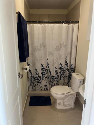 a bathroom with a toilet and a shower curtain at The Sailor beach House Just 35 Minutes from Panama City! in Vacamonte