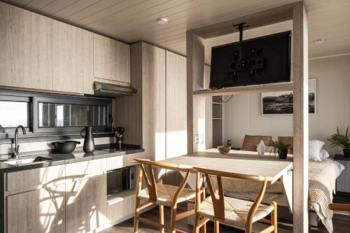 a kitchen and dining room with a table and chairs at Qbos Matanzas in Matanzas