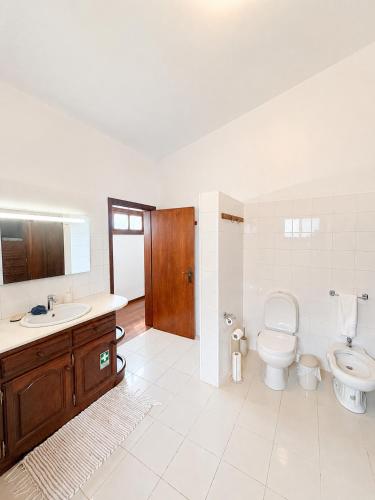 a large bathroom with a toilet and a sink at Dr. Cabral Barreto in Ponta do Sol