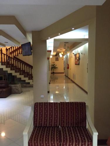 a lobby with a couch in the middle of a building at Hotel Faraon in Tacna