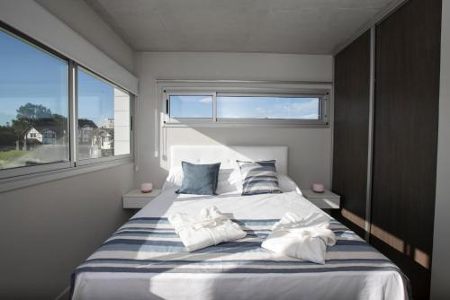 a bedroom with a large bed with a window at Nova pampa apart&spa in Mar de las Pampas