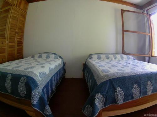 a bedroom with two beds and a window at Hospedaje Yarisnori in Bocas del Toro
