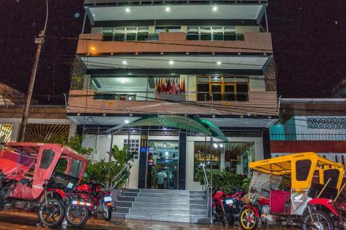イキトスにあるHotel Golden Starの正面にバイクを停めた建物