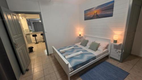 a bedroom with a bed with pillows on it at Villa El Gato in Bouillante